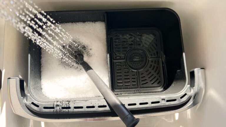 How To Clean The Top Of An Air Fryer